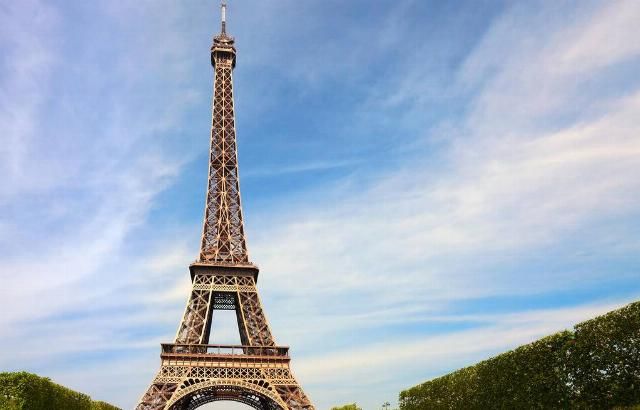 巴黎浪漫的埃菲尔铁塔，修建之初为何遭到了文学和艺术界的抗议?