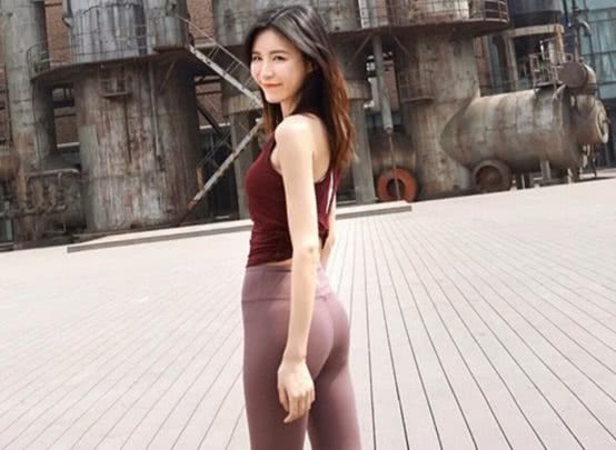 成熟靓丽的女神穿紧身打底裤，果然很吸引人！