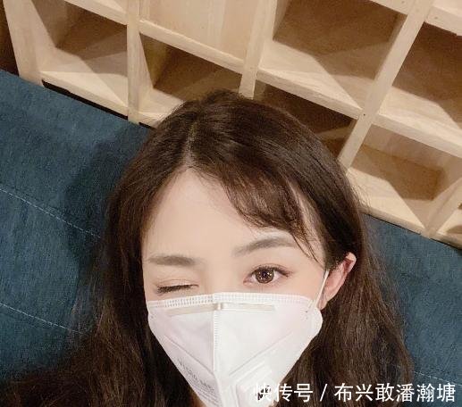  #孩子#张含韵这一身真的好飒，可爱中带着帅气，生图都白到发光