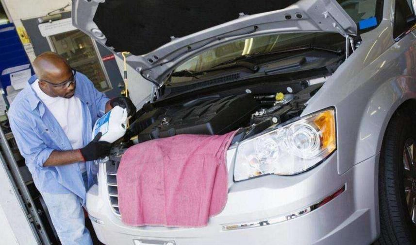 为啥老外车坏自己修，国内车主去修车店？老司机：天然优势比不了