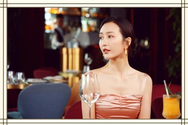 当王鸥穿金色紧身裙撞上迪丽热巴,网友直呼:张雪迎这下尴尬了!