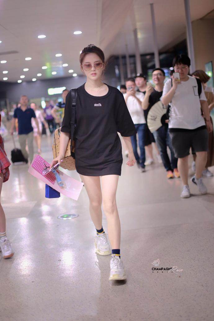 被杨超越的下身失踪刷新三观，裤子短到不能再短，T恤穿成连衣裙