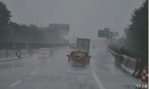  救命@高速上突然下起大暴雨咋办？交警：记住这样做，关键时刻能