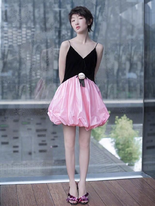 周冬雨换新发型？穿吊带裙白到发光，网友：学窦靖童？