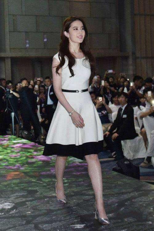 服了刘亦菲!穿这样的高开叉裙却不穿安全裤,网友:一饱眼福了