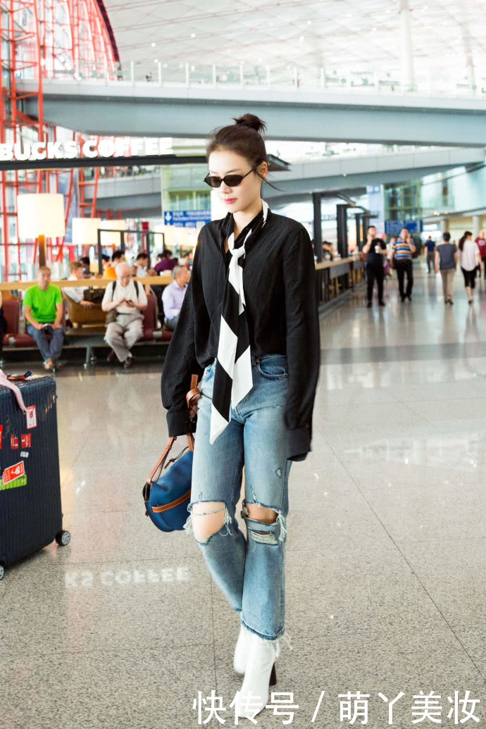 马思纯嫌牛仔裤太窄,故意把裤脚剪开叉,不仅不丑还显高10cm!