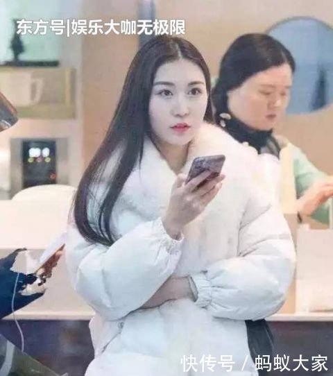 『长袖』街拍:身材苗条的小姐姐,一件黑色的长袖连衣裙,气质女神魅力范