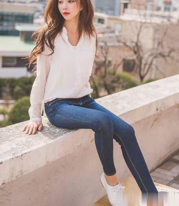 夏天出街如何让自己成为焦点?看潮人小姐姐用牛仔裤征服路人目光