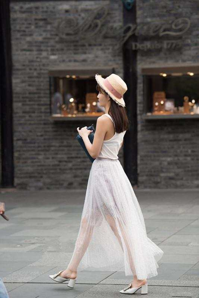 街拍:长腿配连衣裙的小姐姐,可爱俏皮,满满的女神范!