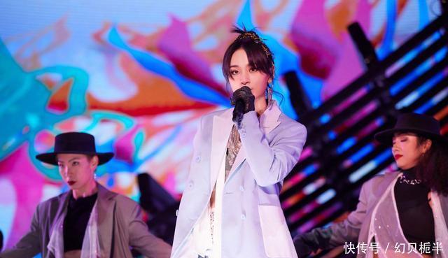  『红色』她以05《超女》亚军出道，一袭红色亮闪长裙，妆容太抢镜