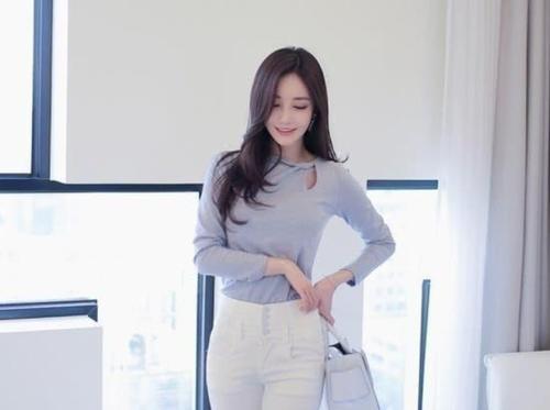 白色牛仔裤美女气质高贵，令人倾心沉醉！