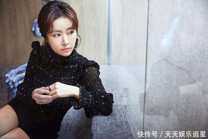 林心如穿深V领短裙, 坐出三层肚子, 网友: 这才是生过孩子的模样