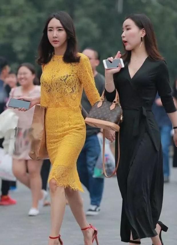  身穿|街拍美女：小姐姐身穿牛仔短裤更显修长俏丽，气质楚楚动人