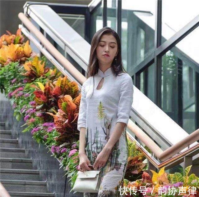 一袭古典旗袍的小姐姐，勾勒出女人玲珑的曲线！