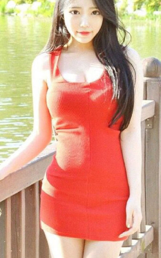 路人街拍：身材修长的打底裤美女，展现女人时尚魅力！