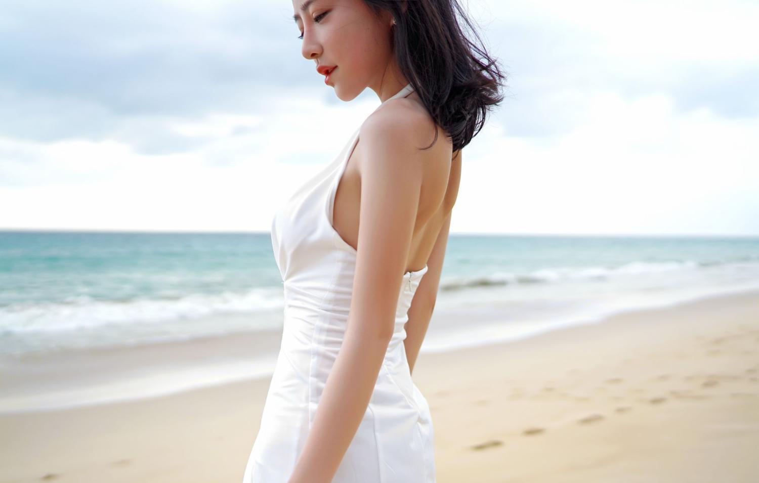 海边沙滩美人 一席白裙如仙子般翩翩漫步