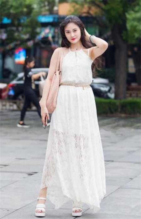 闺蜜|街拍:吊带牛仔美女纹身好亮眼,闺蜜的大长腿白皙无瑕