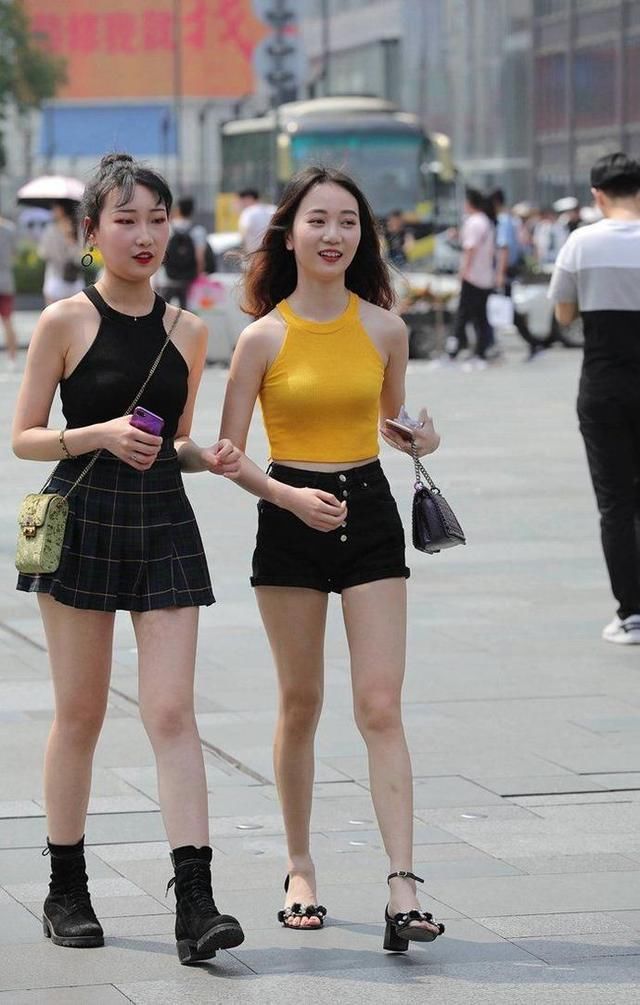 街拍:如此清爽有活力的闺蜜风，你们喜欢哪个
