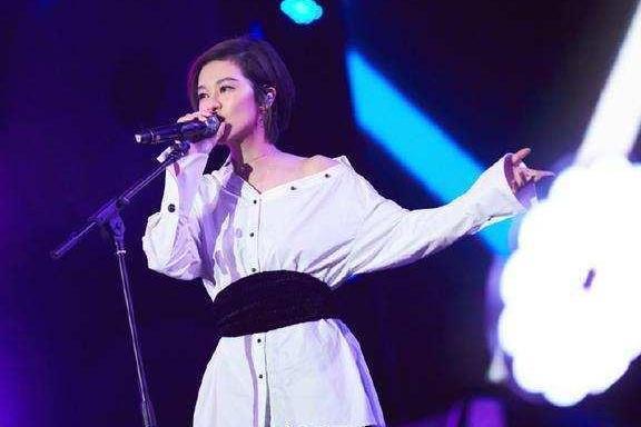 郁可唯真拼命！穿的是裙子也未免太紧了吧 网友：里面的都遮不住