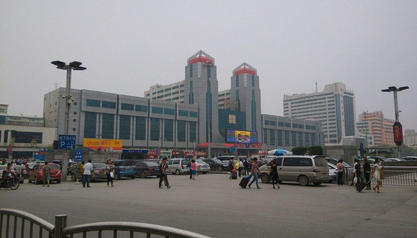 中国有一座火车站，能够通往各省的省会，便捷了人们的出行