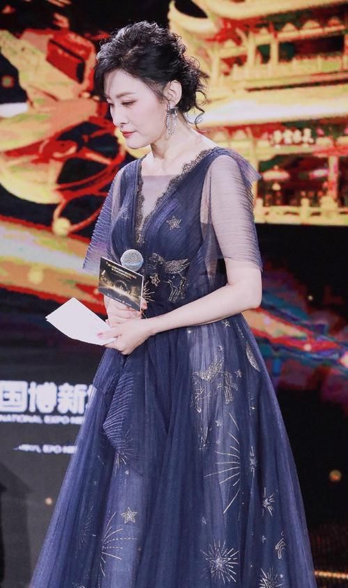 『成熟女性』著名主持人“周涛”真会穿,扎丸子头搭配蕾丝裙减龄时髦,美腻了