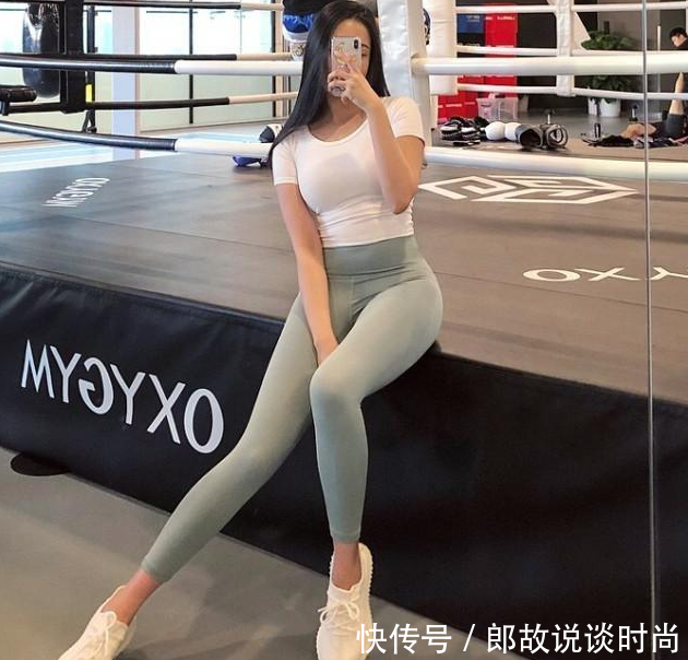 紧身打底裤的:充满魅力年轻女孩,展示傲人曲线,魅力太强了!!