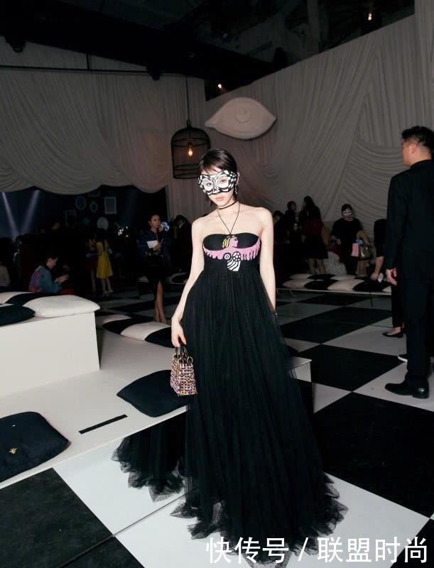 王子文穿迪奥抹胸裙勒出“副乳”反而显高10cm，网友：这叫时尚！