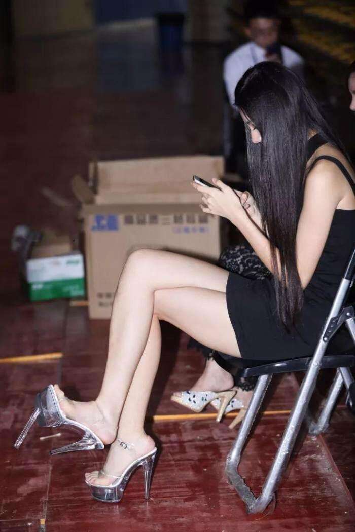 街拍: 紧身包臀裙的美艳姑娘, 修长双腿展现女性魅力