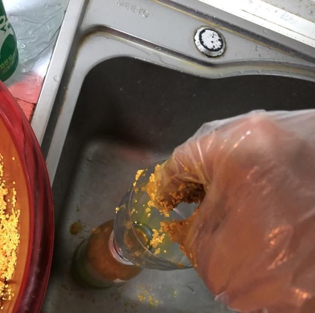  鱼饵■「自制鱼饵」自己动手制作酒米窝料，重在参与