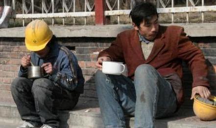 送了半条命！农民工一年挣十几万，却没有存款，社会真的冷血！