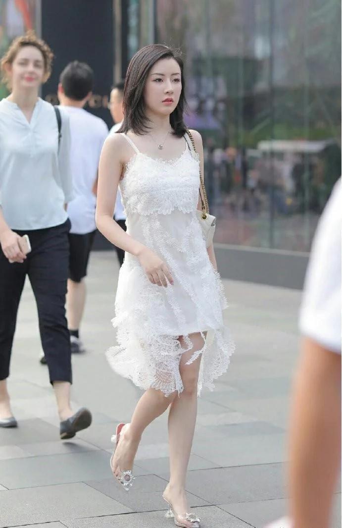 显得|街拍:白色的连衣裙,显得清纯又美丽!