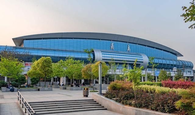  中国：中国豪车密度最高的城市，宝马车满大街，堪比迪拜！并非