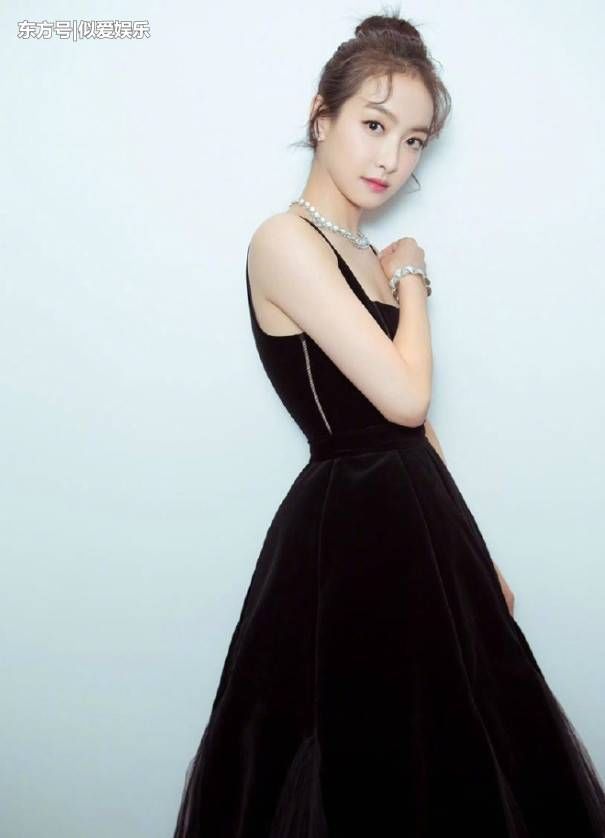 宋茜穿黑纱秀身材，轻松秀出蚂蚁腰，网友却说:像大号吴昕!