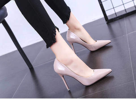 细微纹亮皮与酒杯跟结合的高跟鞋,性感又成熟