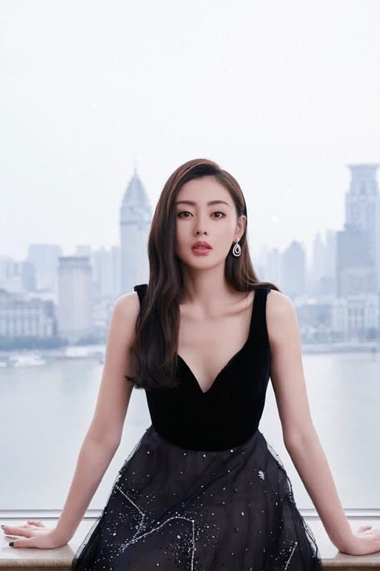 众女星参加风尚大典，唐嫣打扮粉嫩如少女，杨颖这次太普通!