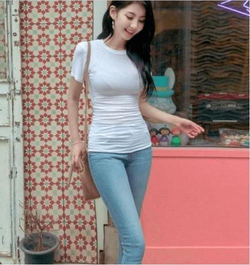 腿型这么美，怎么能没条牛仔裤的修饰