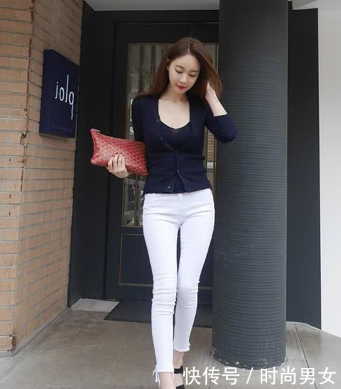 靓丽女神穿搭紧身裤，尽显优雅气息，更加的突显身材！