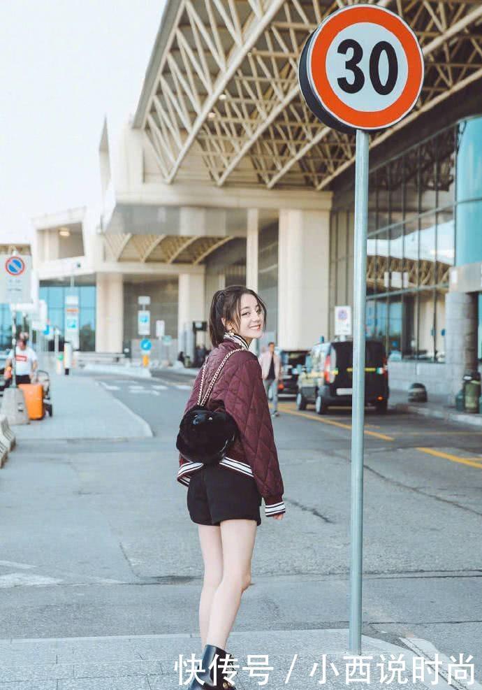 迪丽热巴穿超短裤出门,暴露一双惊艳美腿,这双鞋一般人穿能丑哭!