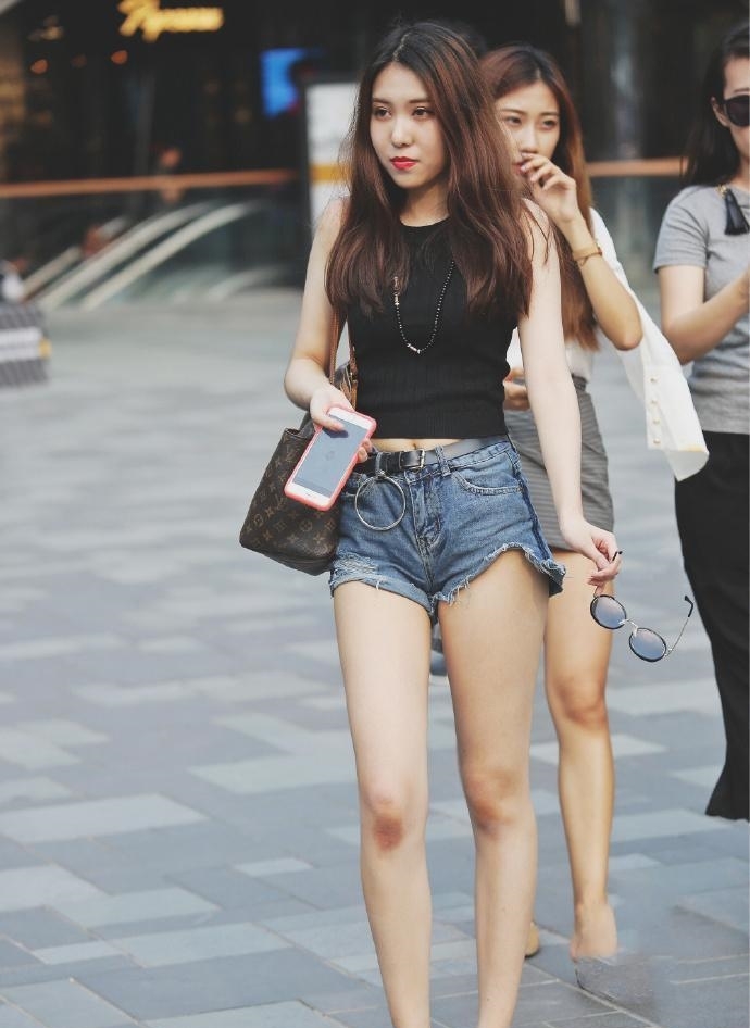  『身材』街拍：超有气质的仙女小姐姐，身材也超级好
