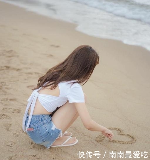  「妹子」街拍：妹子你蹲在海边画心，能一直这么稳吗
