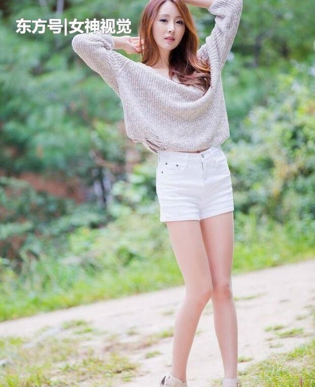「美女」简约气质的牛仔裤美女,尽显浪漫魅力!