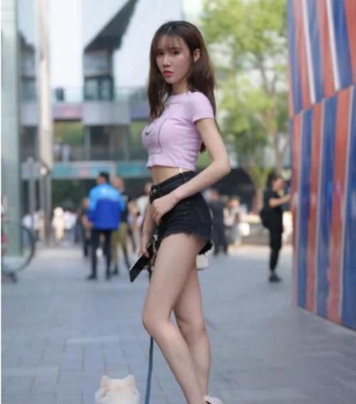  花非花|“花非花”的6厘米牛仔裤，遛狗女神的街头亮相，看不懂的造型！