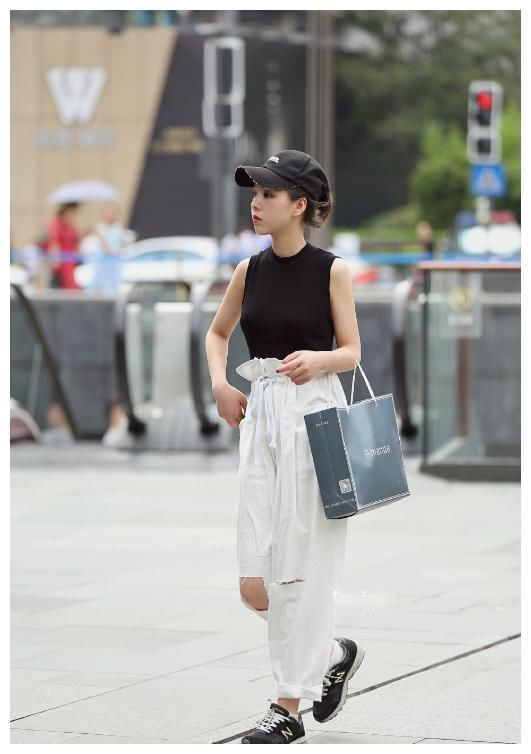 街拍:时尚清凉连衣裙，小姐姐高挑的身材美丽大方