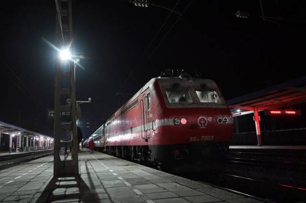 “慢火车”上年味浓