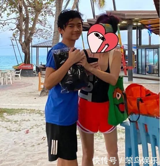『上身』谢霆锋长子赤裸上身荷尔蒙爆棚,张柏芝变迷妹,二儿子一旁受冷落