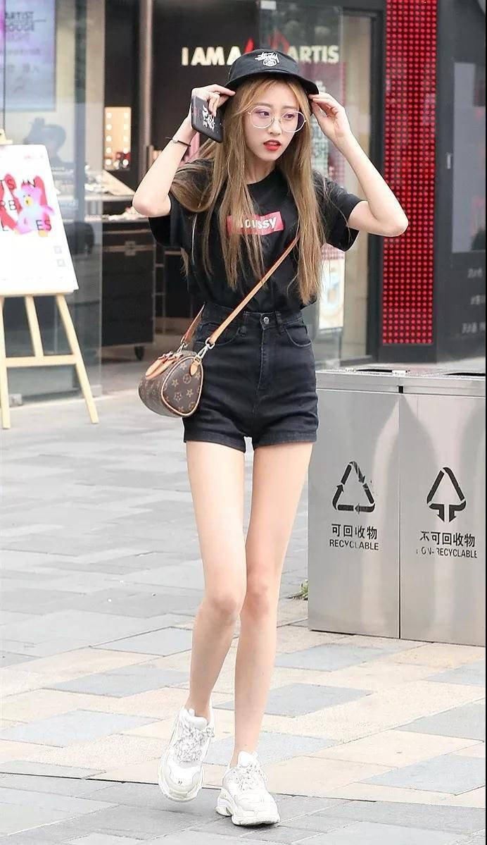 东莞美女街拍 热裤美女 超长的美腿