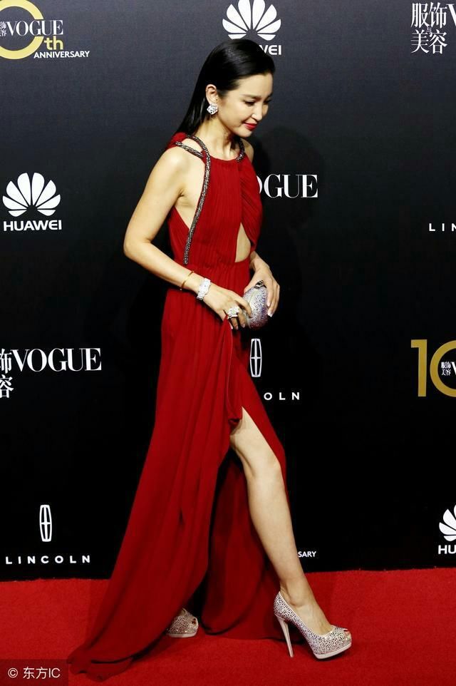 李冰冰身穿红色长裙出席活动，网友:真心疼她会凉到肚子
