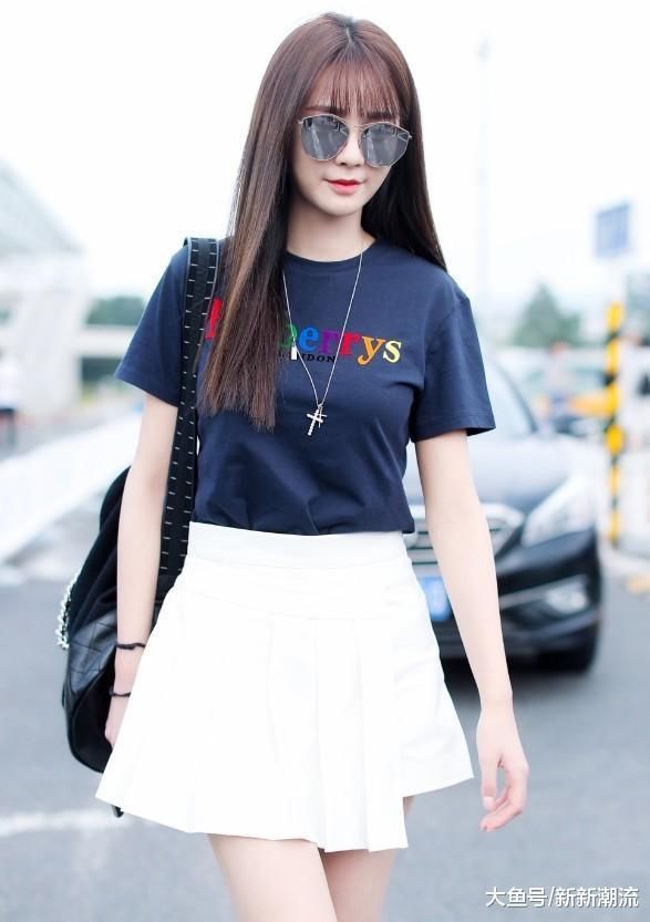 沈梦辰T恤短裙超减龄，平底鞋也能秀出大长腿，杜海涛可真有眼光