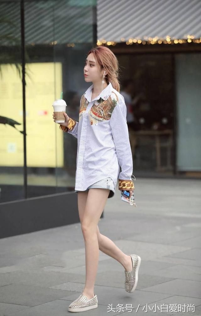 穿吊带短裤的小姐姐，微胖身材很惹眼，珠圆玉润的腿很加分！