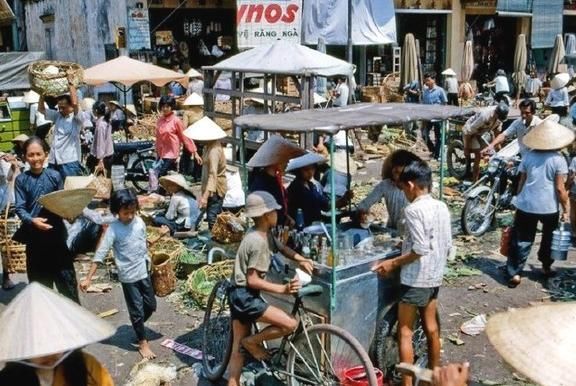老照片：1969年的越南，芹苴市马路市场上的各种路边摊